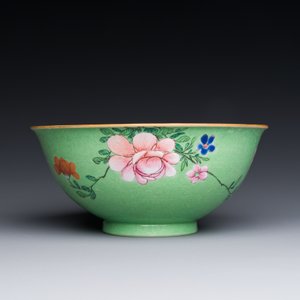Een Chinese famille rose kom met sgraffito groene fondkleur, Qianlong merk en periode — foto 2