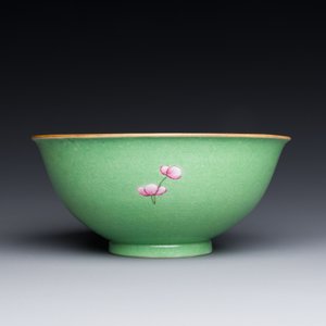 Een Chinese famille rose kom met sgraffito groene fondkleur, Qianlong merk en periode — foto 3