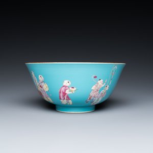 Een Chinese famille rose kom met spelende jongens op turquoise fondkleur, Qianlong merk, 20e eeuw — foto 5