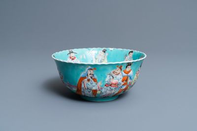 Een Chinese famille rose kom met turquoise fondkleur, Qianlong merk, Republiek