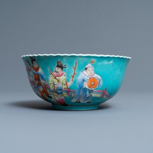 Een Chinese famille rose kom met turquoise fondkleur, Qianlong merk, Republiek — foto 5
