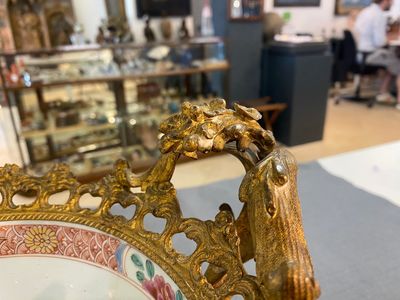 Een Chinese famille rose kom met vergulde bronzen montuur, Yongzheng — foto 4