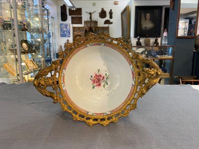 Een Chinese famille rose kom met vergulde bronzen montuur, Yongzheng — foto 5