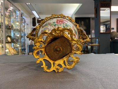 Een Chinese famille rose kom met vergulde bronzen montuur, Yongzheng — foto 6
