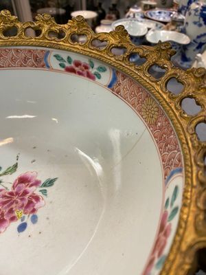 Een Chinese famille rose kom met vergulde bronzen montuur, Yongzheng — foto 9