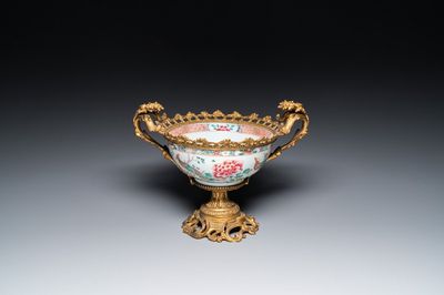 Een Chinese famille rose kom met vergulde bronzen montuur, Yongzheng