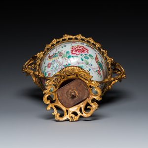 Een Chinese famille rose kom met vergulde bronzen montuur, Yongzheng — foto 6