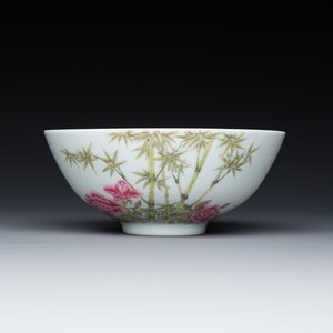 Een Chinese famille rose kom, Yongzheng merk, 20e eeuw — foto 1