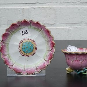 Een Chinese famille rose kop en schotel in de vorm van een lotus, Yongzheng, 1722-1735 — foto 9