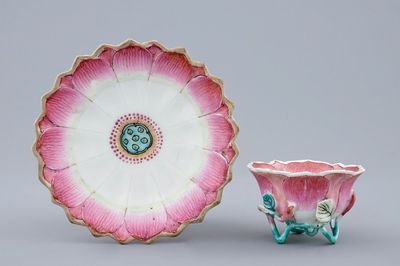 Een Chinese famille rose kop en schotel in lotusvorm, Yongzheng, 1723-1735