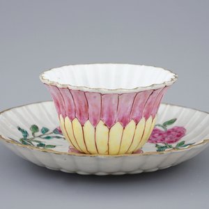 Een Chinese famille rose kop en schotel in lotusvorm, Yongzheng, 1723-1735 — foto 4