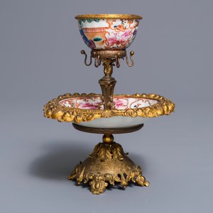 Een Chinese famille rose kop en schotel in verguld metalen montuur, Qianlong en 19e eeuw — foto 4