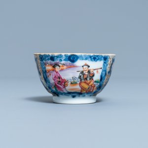 Een Chinese famille rose kop en schotel met bijhorend bord met 'mandarijns' decor, Qianlong — foto 4
