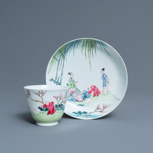 Een Chinese famille rose kop en schotel met dames en een jongen met konijn, Yongzheng — foto 1