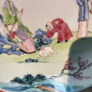 Een Chinese famille rose kop en schotel met dames en een jongen met konijn, Yongzheng — foto 13