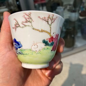 Een Chinese famille rose kop en schotel met dames en een jongen met konijn, Yongzheng — foto 18