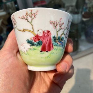 Een Chinese famille rose kop en schotel met dames en een jongen met konijn, Yongzheng — foto 19