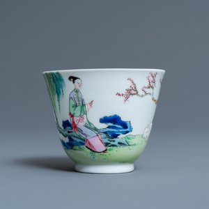 Een Chinese famille rose kop en schotel met dames en een jongen met konijn, Yongzheng — foto 5