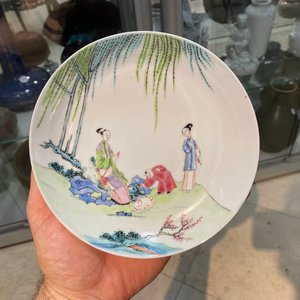 Een Chinese famille rose kop en schotel met dames en een jongen met konijn, Yongzheng — foto 10