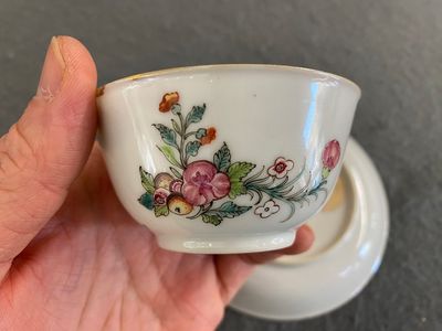 Een Chinese famille rose kop en schotel met de wapens van van Isselmuden en van Haersolte voor de Nederlandse markt, Qianlong — foto 5