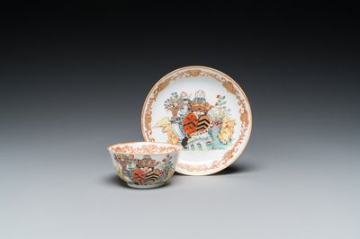 Een Chinese famille rose kop en schotel met de wapens van van Isselmuden en van Haersolte voor de Nederlandse markt, Qianlong