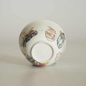 Een Chinese famille rose kop en schotel met een dame en een jongen, Yongzheng — foto 16