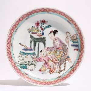 Een Chinese famille rose kop en schotel met een dame en een jongen, Yongzheng — foto 2