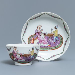Een Chinese famille rose kop en schotel met een dame met haar dienaar, Qianlong — foto 1