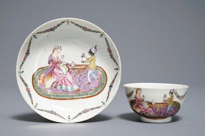 Een Chinese famille rose kop en schotel met een dame met haar dienaar, Qianlong