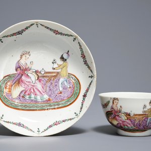 Een Chinese famille rose kop en schotel met een dame met haar dienaar, Qianlong — foto 1