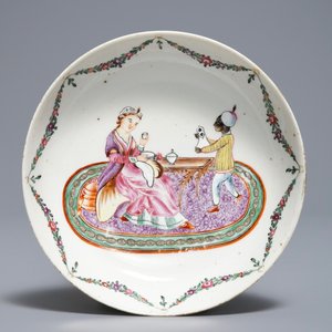 Een Chinese famille rose kop en schotel met een dame met haar dienaar, Qianlong — foto 2