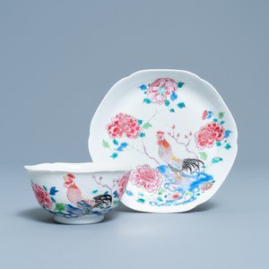 Een Chinese famille rose kop en schotel met een haan, Yongzheng — foto 1