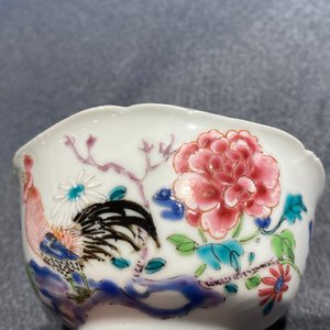 Een Chinese famille rose kop en schotel met een haan, Yongzheng — foto 13