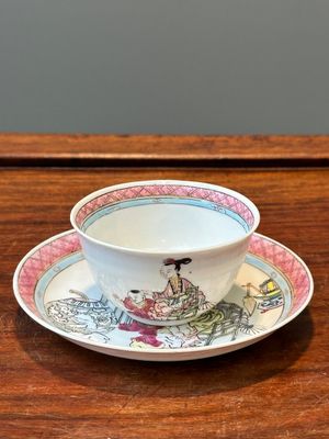 Een Chinese famille rose kop en schotel met een hofdame en een jongen, Yongzheng — foto 1