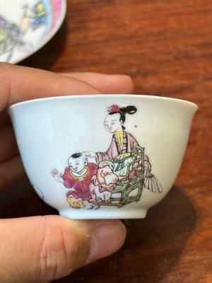 Een Chinese famille rose kop en schotel met een hofdame en een jongen, Yongzheng — foto 2