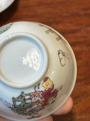 Een Chinese famille rose kop en schotel met een hofdame en een jongen, Yongzheng — foto 8