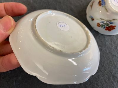 Een Chinese famille rose kop en schotel met een olifantenrijder, Yongzheng — foto 3