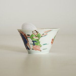 Een Chinese famille rose kop en schotel met een thee-scène, Yongzheng — foto 13