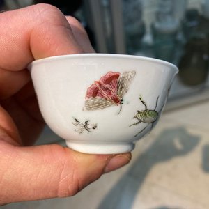 Een Chinese famille rose kop en schotel met een vogel en insecten, Yongzheng — foto 21