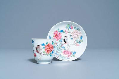 Een Chinese famille rose kop en schotel met een vogel op een bloesemtak, Yongzheng