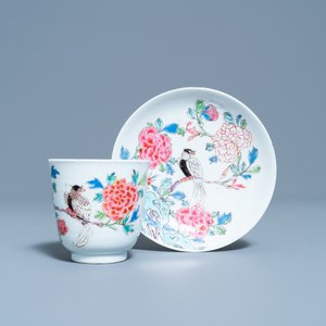 Een Chinese famille rose kop en schotel met een vogel op een bloesemtak, Yongzheng — foto 1