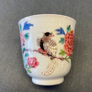Een Chinese famille rose kop en schotel met een vogel op een bloesemtak, Yongzheng — foto 15