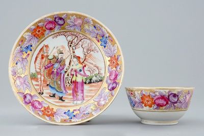 Een Chinese famille rose kop en schotel met fijn decor op vergulde fond, Qianlong, 18e eeuw