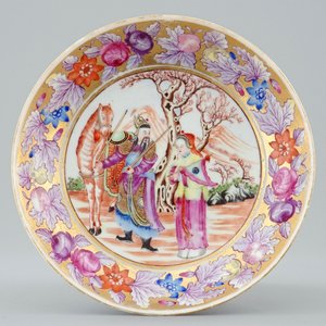 Een Chinese famille rose kop en schotel met fijn decor op vergulde fond, Qianlong, 18e eeuw — foto 2