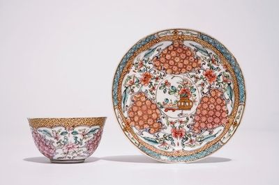Een Chinese famille rose kop en schotel met floraal decor, Yongzheng