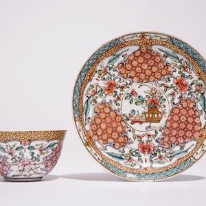 Een Chinese famille rose kop en schotel met floraal decor, Yongzheng — foto 1