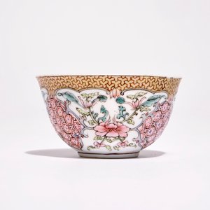 Een Chinese famille rose kop en schotel met floraal decor, Yongzheng — foto 5