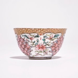Een Chinese famille rose kop en schotel met floraal decor, Yongzheng — foto 6
