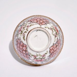 Een Chinese famille rose kop en schotel met floraal decor, Yongzheng — foto 8
