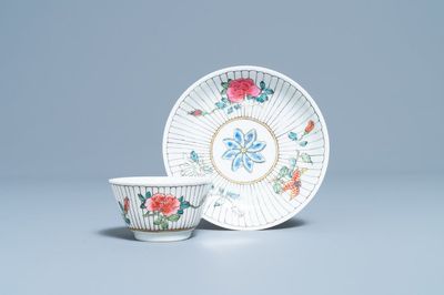 Een Chinese famille rose kop en schotel met floraal decor, Yongzheng